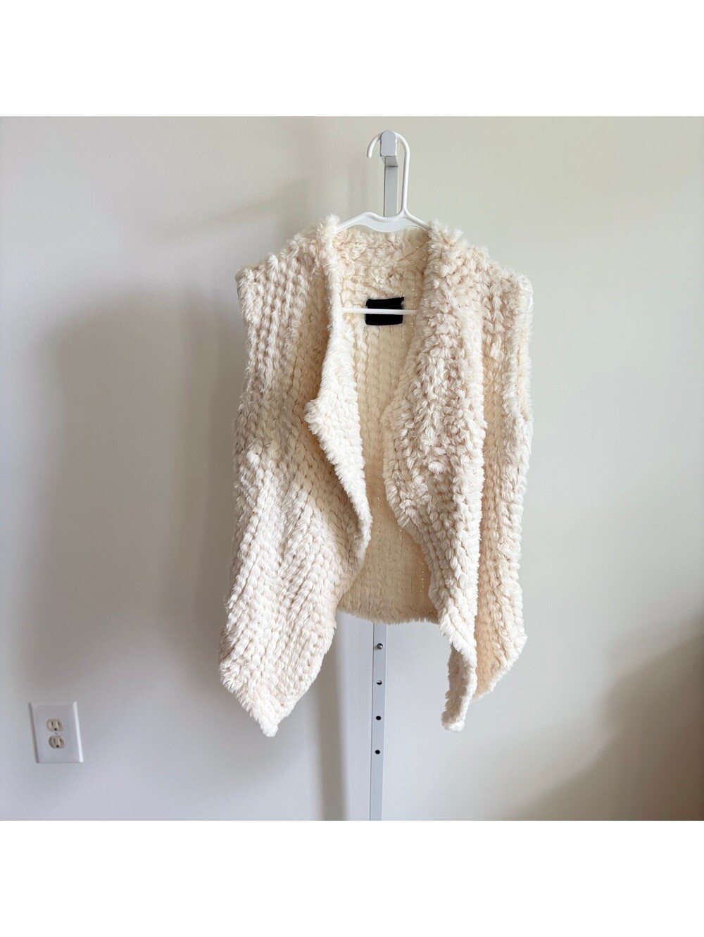 Dolce Cabo EUC Women's White Faux Fur Loop Fringe Design Open Vest One Size